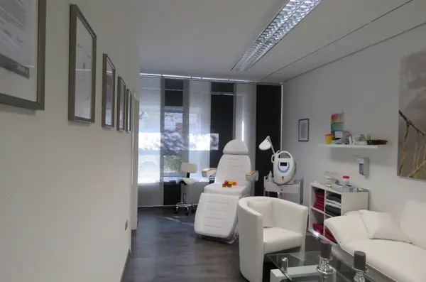 Modern eingerichteter Behandlungsraum für Kosmetik oder medizinische Fußpflege.